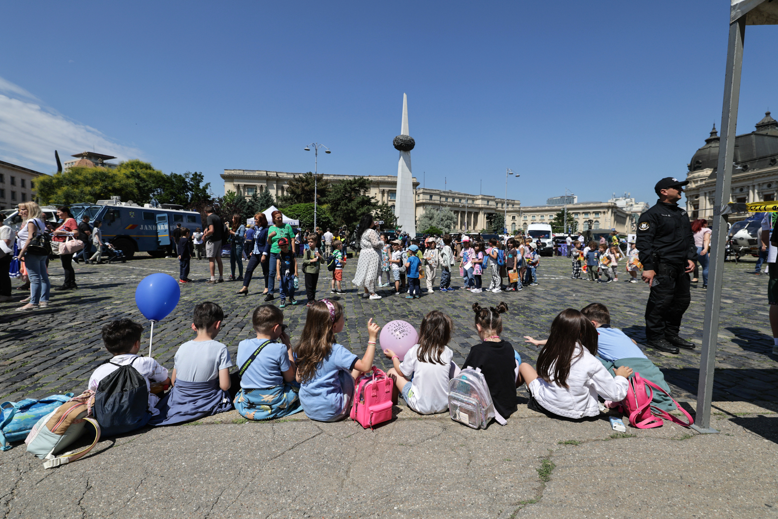 FOTO | Copiii au preluat puterea la Ministerul Afacerilor Interne. Cei mici pot păși pe balconul unde Ceaușescu a ținut ultima cuvântare