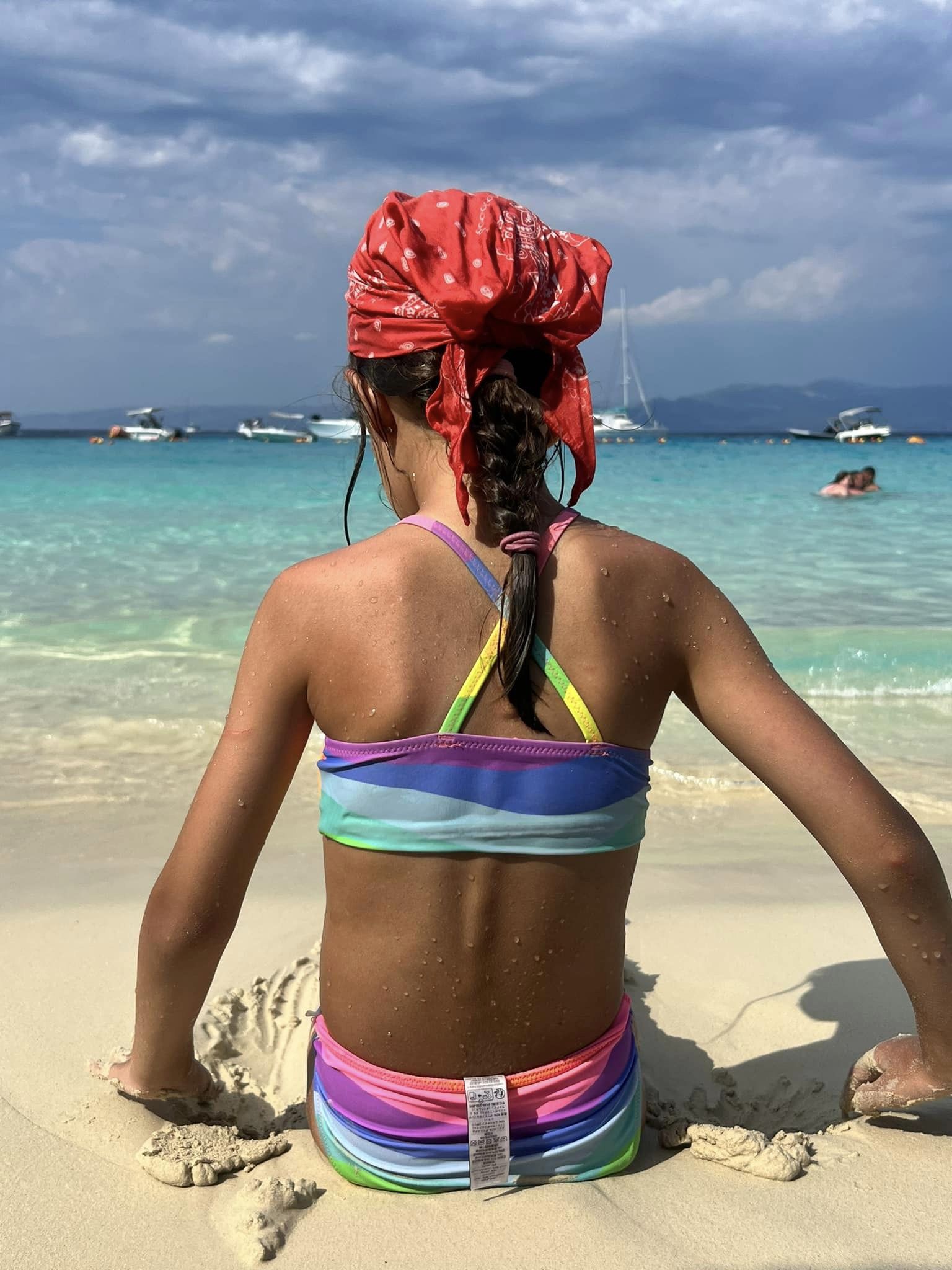 Cum arată Simona Gherghe în costum de baie la 46 de ani, după ce a născut doi copii. Imagini cu prezentatoarea în vacanță, în Grecia