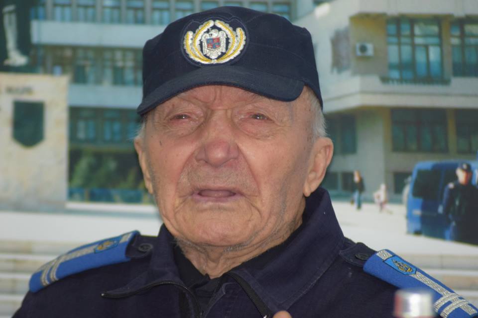 REPORTAJ/La 96 de ani, Ghiorghe Rotaru, bunicul Gabrielei Firea, cântă impresionant la muzicuță și fluier:”Vino, Gabriela, să mă vezi!”-VIDEO