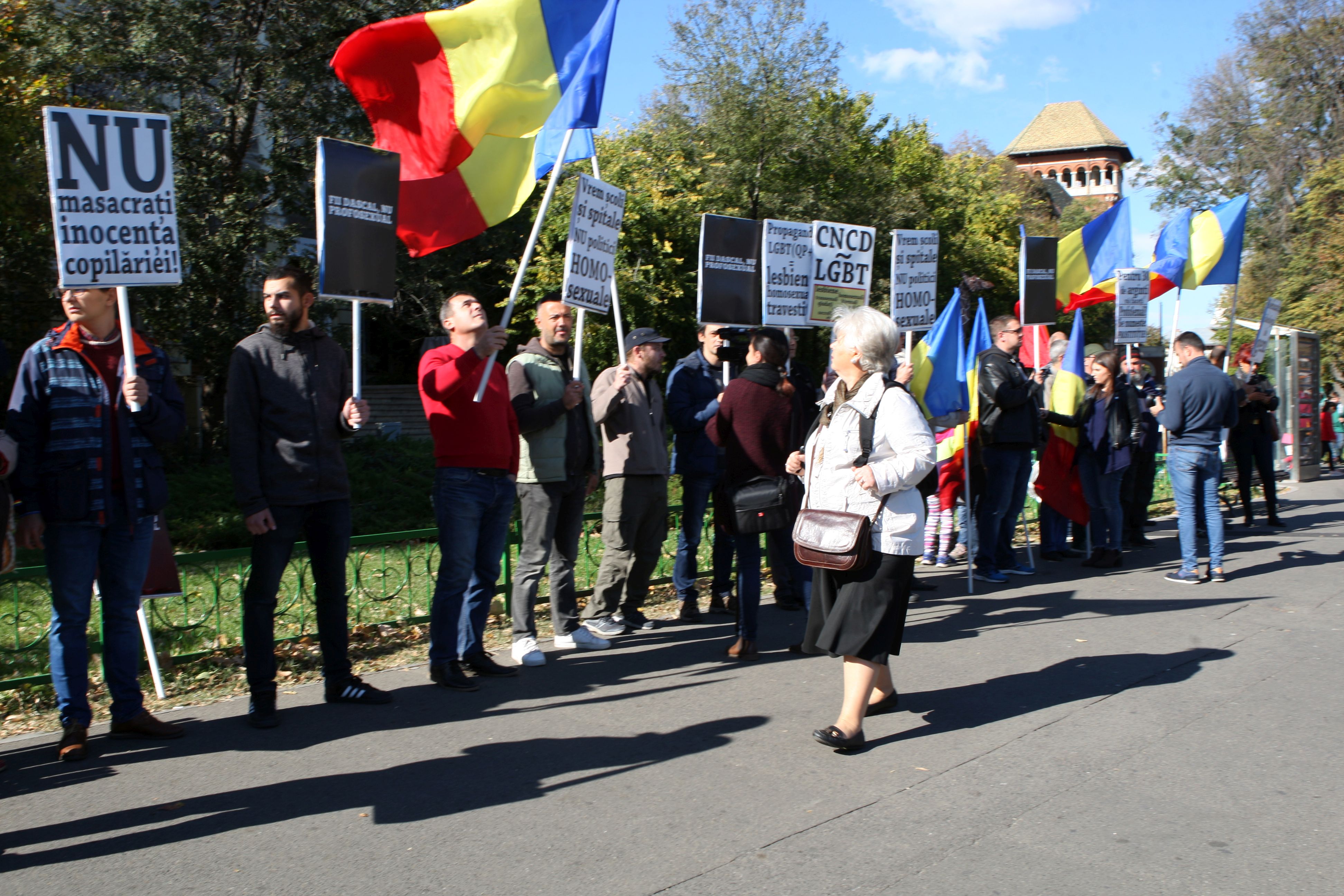 GALERIE FOTO / Protest al părinților în Piața Victoriei, joi, împotriva propagandei homosexuale în școli