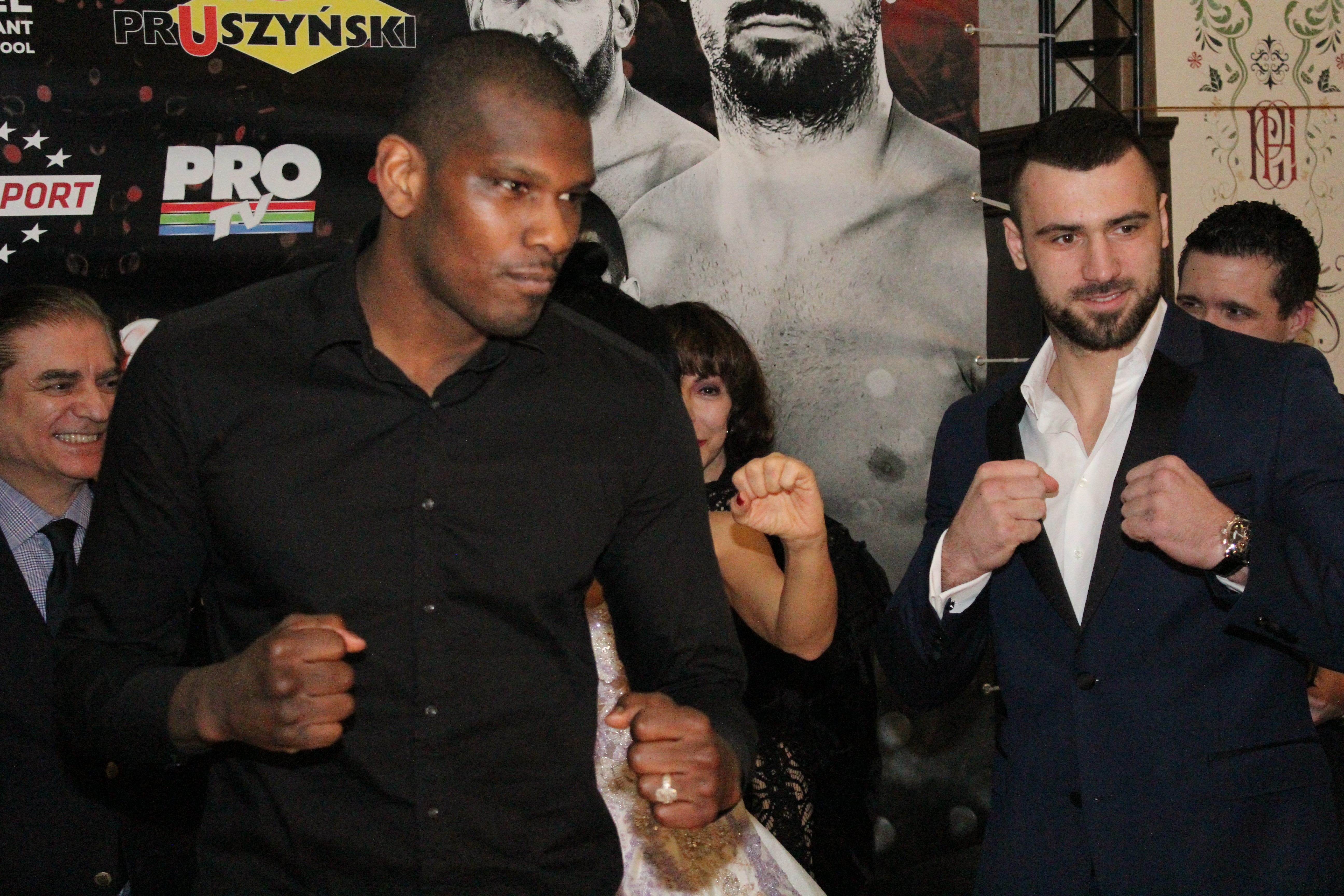 Luptătorii de la Superkombat Ploiești s-au confruntat pentru prima dată la cântarul oficial / GALERIE FOTO