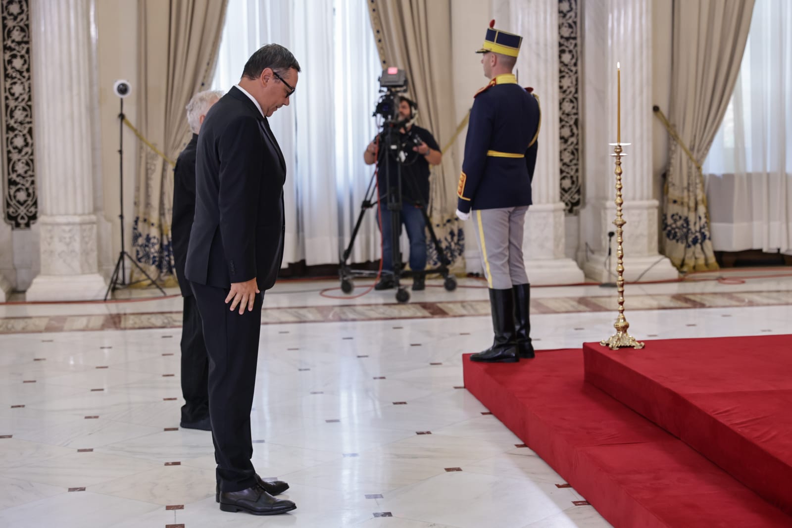 Cine a mers să-i aducă un ultim omagiu lui Ion Iliescu la Palatul Cotroceni