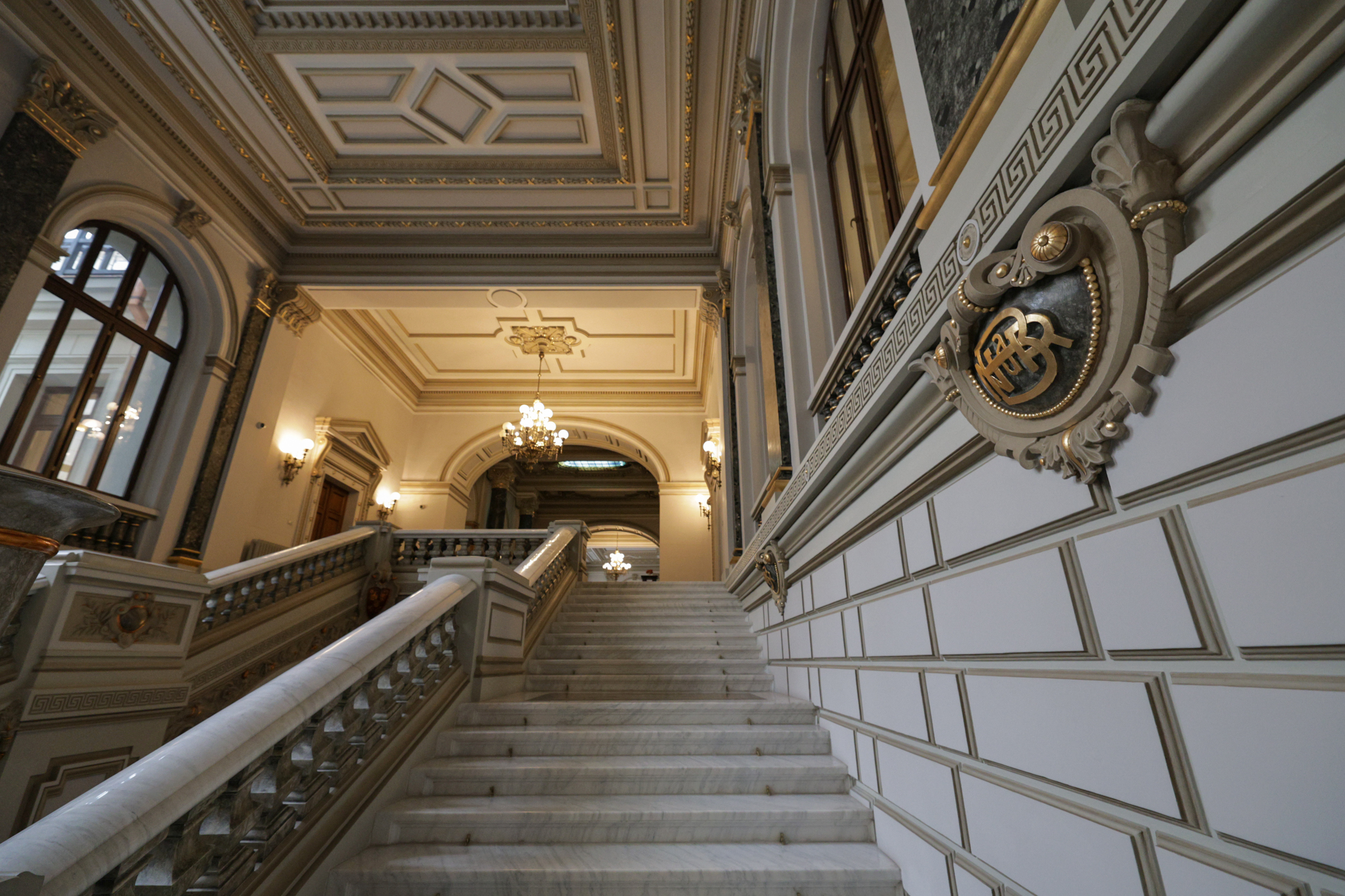 Aur de 3,8 milioane de euro, păzit cu pistoale-mitralieră Kalașnikov. Am intrat în Palatul Vechi al Băncii Naţionale din București