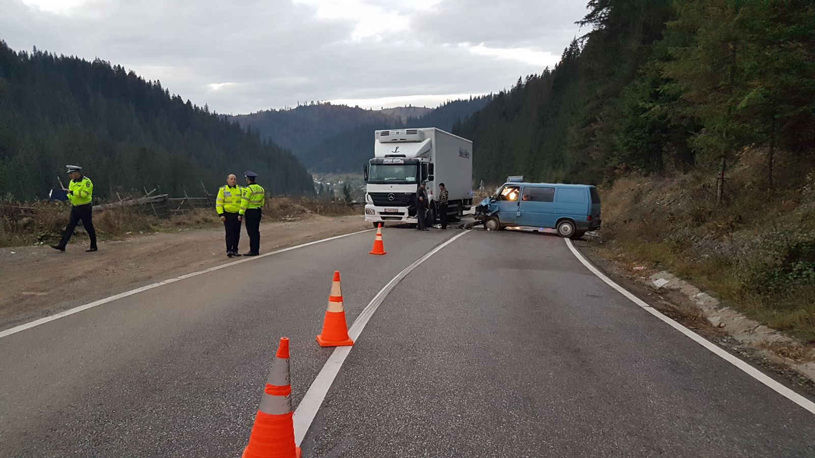 Șase oameni, printre ei și un copil, răniți într-un accident în Neamț. Planul roșu de intervenție a fost activat | FOTO ȘI VIDEO