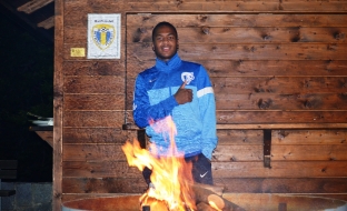 GALERIE FOTO / Dansând cu "lupii" pe lângă foc. Mutu, în FLĂCĂRI