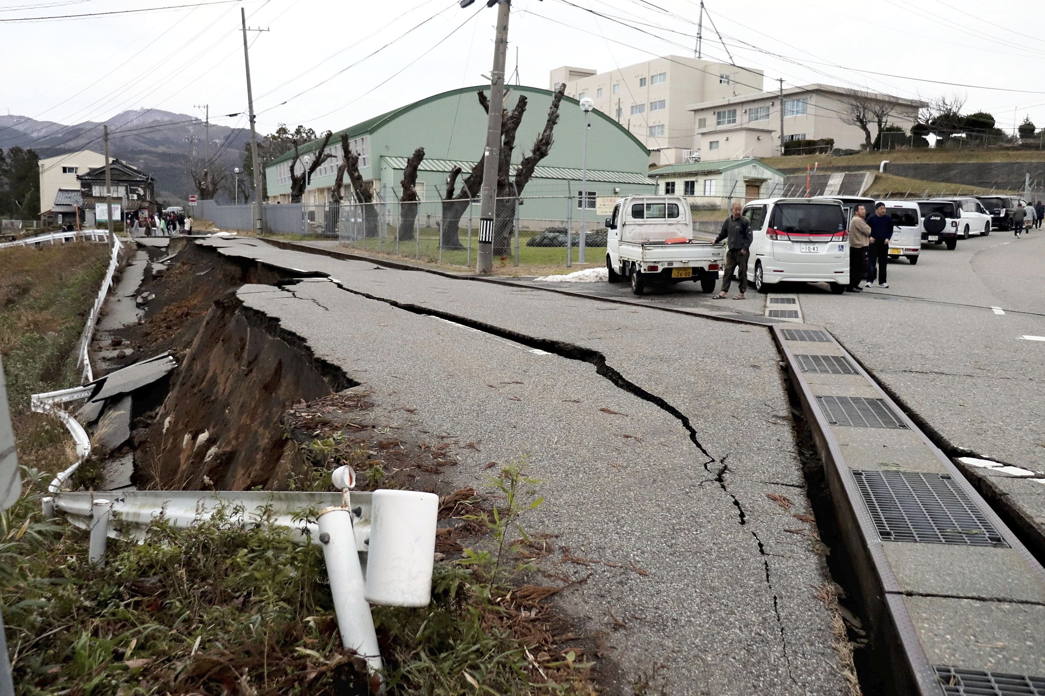 Cutremur cu magnitudinea 7,6 în Japonia. Patru morți și alți oameni prinși sub dărâmături, drumuri surpate și case prăbușite