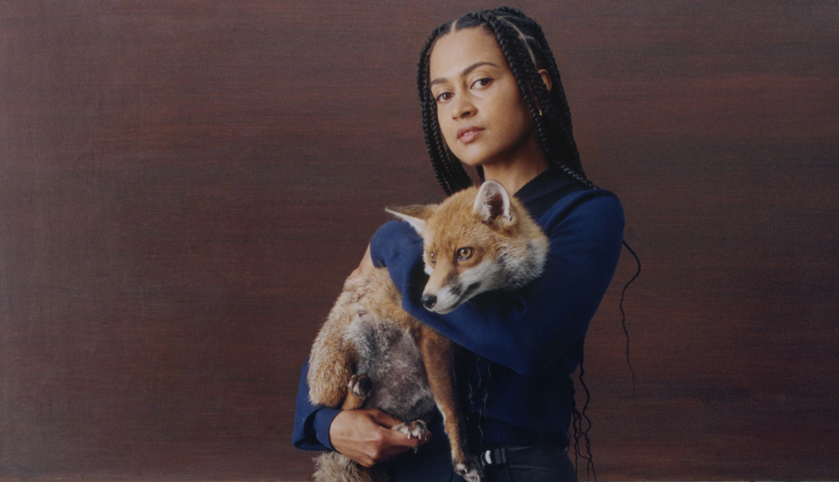 Jazz Grant vegyes technikával dolgozó művész a New Balance Made in UK aktuális kollekciójának kampányában, amely a brit kézművességet ünnepli