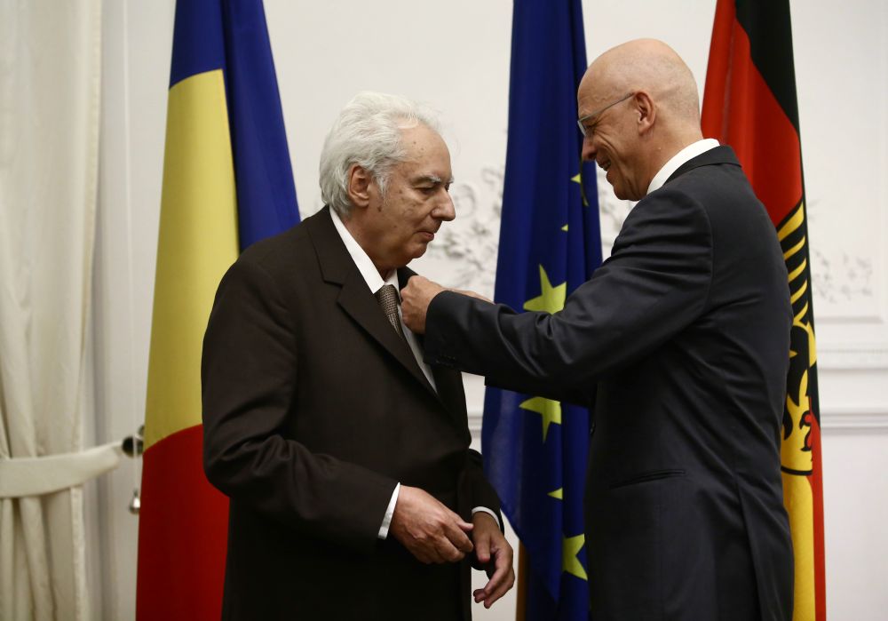 FOTO / Cel mai bine vândut scriitor român în 2016 şi 2017, decorat şi făcut cavaler de ambasadorul Germaniei la Bucureşti