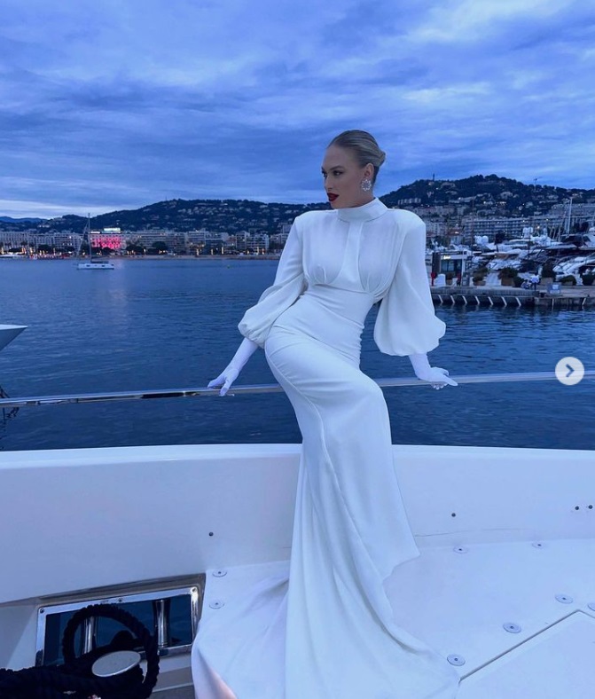 Românca de 28 de ani care a făcut furori la Cannes 2023. Cât costă rochia îmbrăcată de Gina Chirilă pe covorul roșu