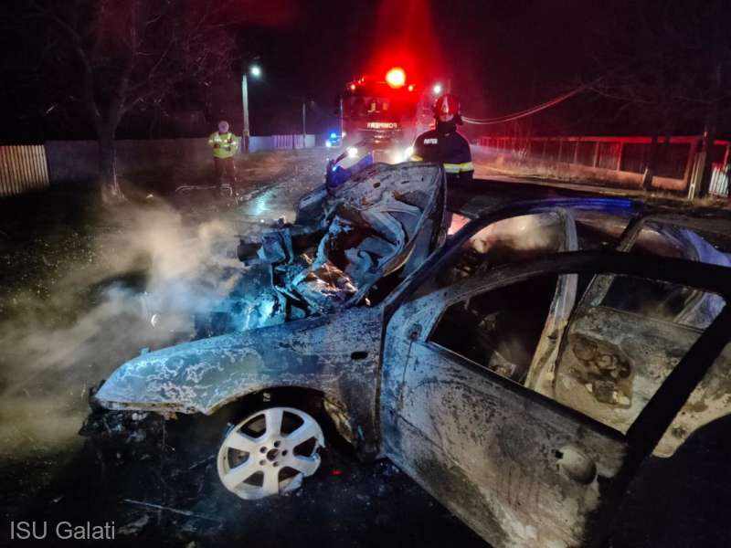 Tânără de 21 de ani salvată în ultima clipă dintr-o mașină care a ars în totalitate, după un accident în Galați