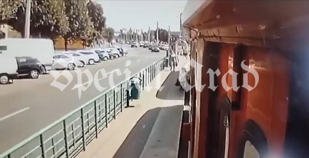 Momentul când o mamă e târâtă de tramvai, în Arad, după ce a urcat căruciorul fiicei sale de 12 ani, cu dizabilități, a fost filmat. Femeia a murit la spital