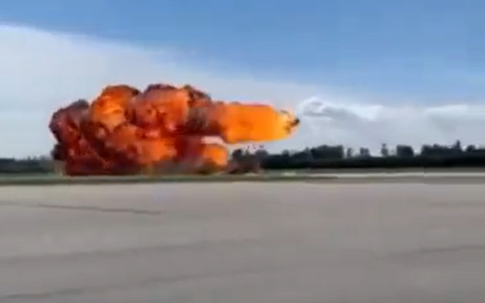 Hatalmas sebességgel csapódott a földnek egy repülőgép Lengyelországban, szörnyethalt a tapasztalt pilóta: drámai videón a tragikus baleset