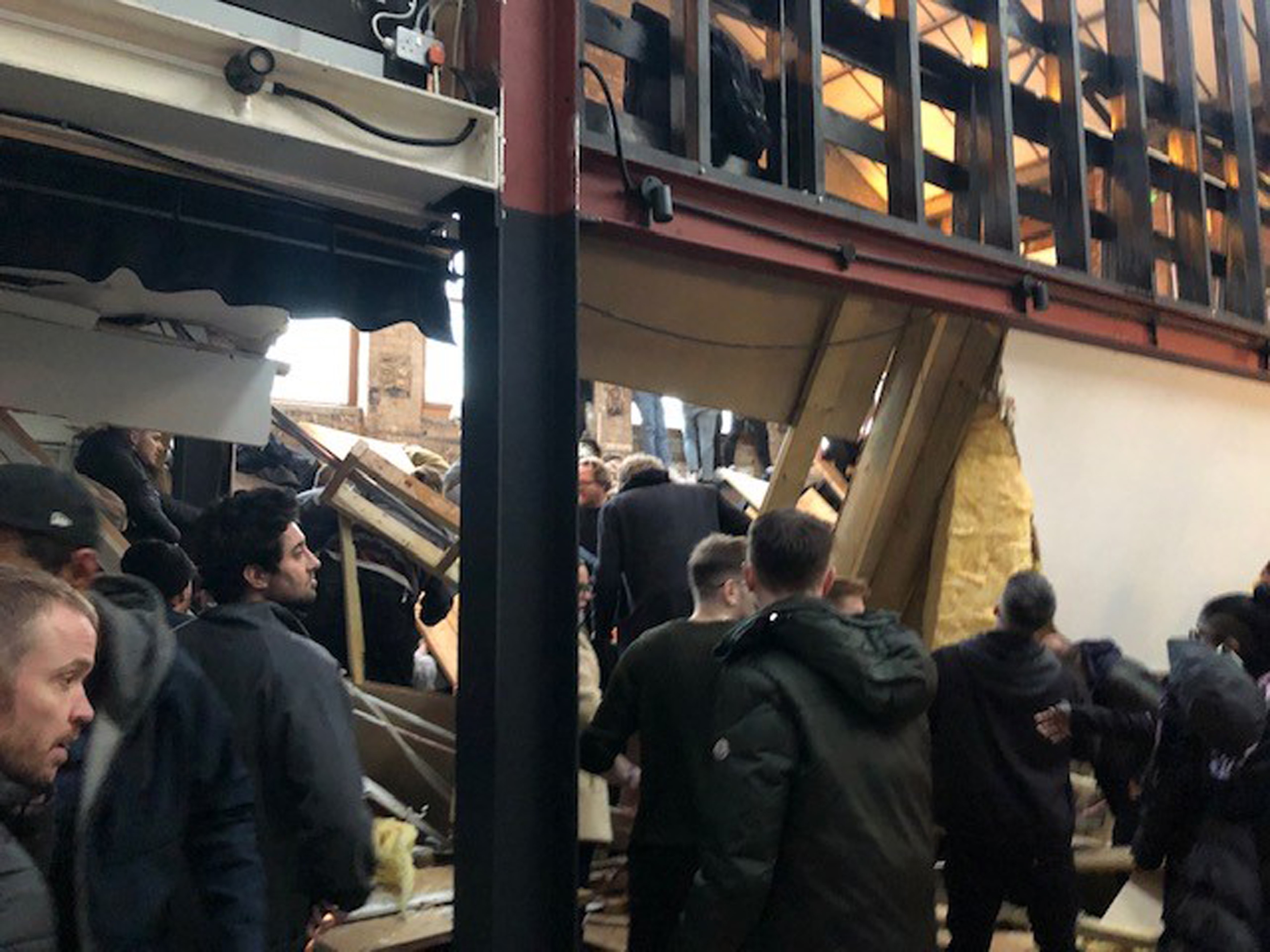 13 oameni răniți, după ce podeaua unui bar din Londra s-a prăbușit. „Totul mă zdrobea”