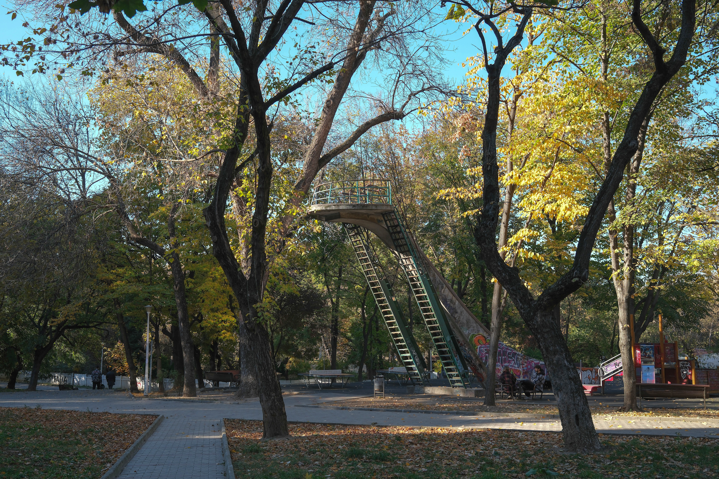 Cel mai vechi tobogan din România încă rezistă în parcul Floreasca din București. „Drumul spre școală începea obligatoriu aici”