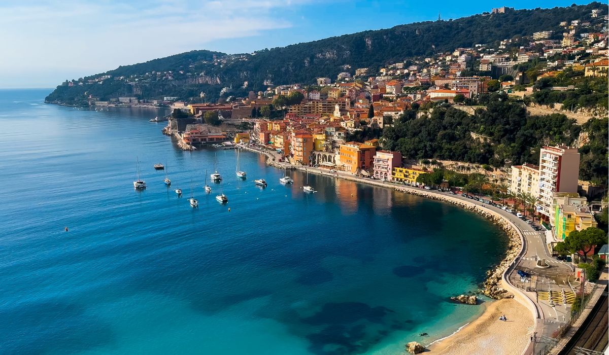 Turiștii care merg în vacanță pe litoralul din Franța riscă o amendă de 150 de euro dacă renunță la tricou în afara plajei