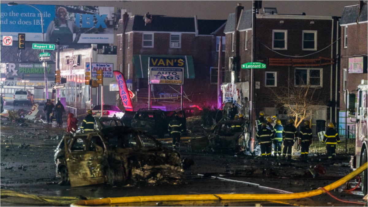 Un avion medical s-a prăbușit în Philadelphia și a incendiat mai multe case. Șase oameni, între care un copil pacient, se aflau la bord | VIDEO