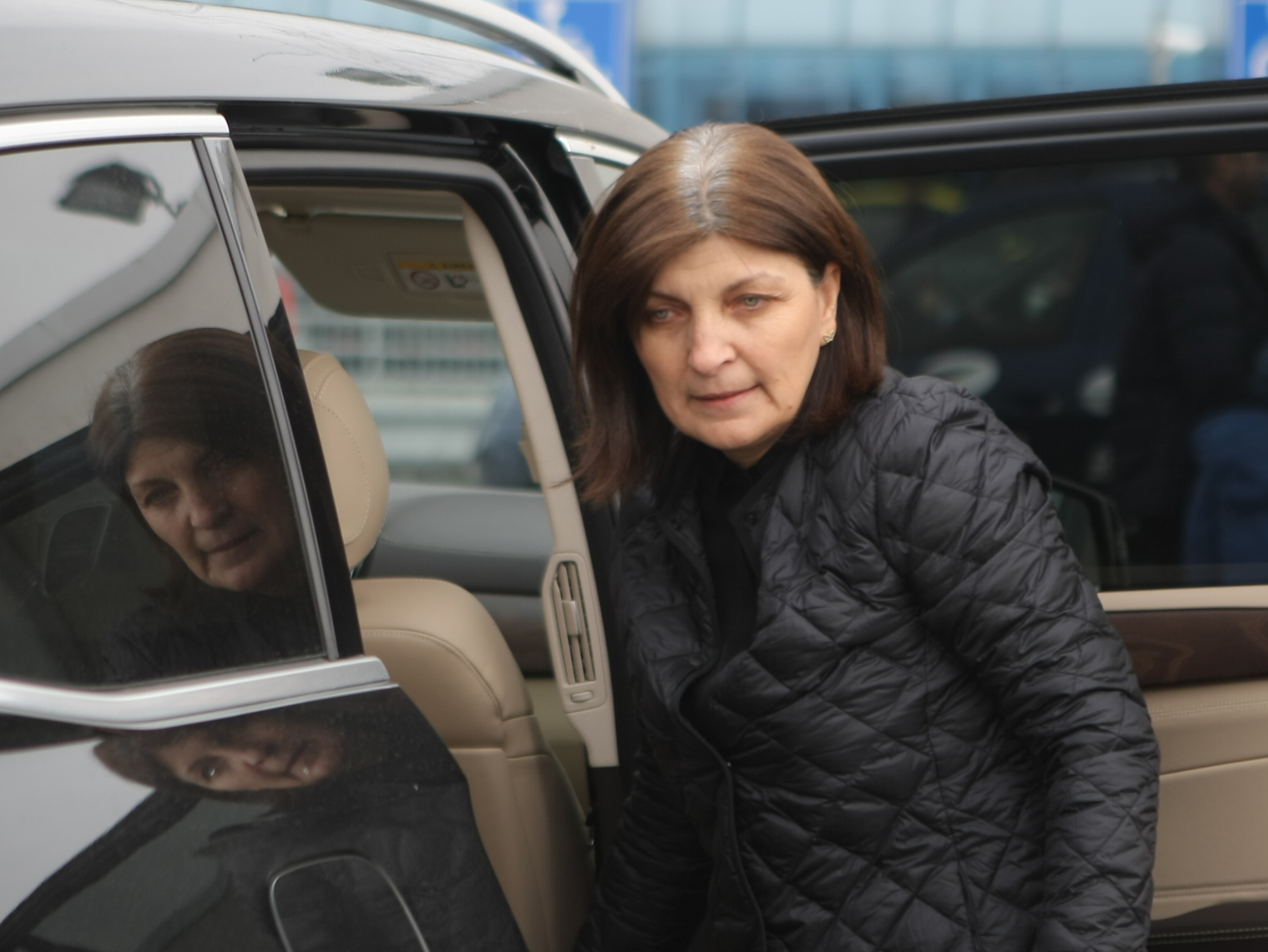 Simona Halep s-a întors acasă supărată și accidentată. A refuzat primirea la Salonul Oficial. Îmbulzeală la aeroport / GALERIE FOTO