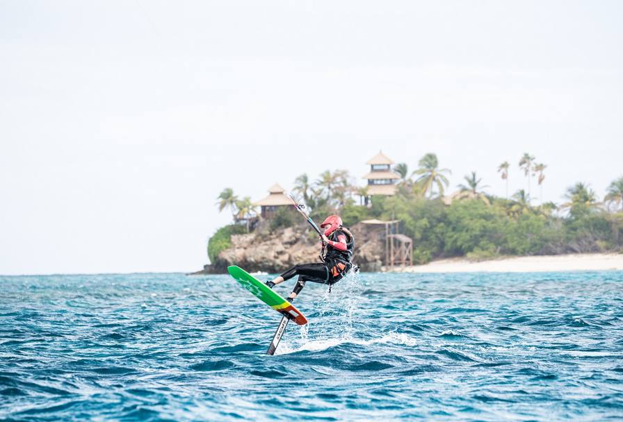 Obama se relaxează practicând surfingul. Fostul președinte al SUA își face de cap / GALERIE FOTO