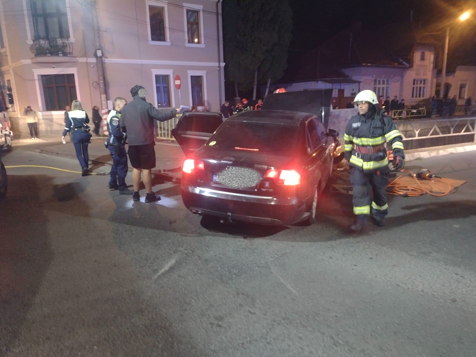 O mașină a căzut în pârâul Pocloș, la Tg. Mureș, pe plafon, după ce a lovit alt autoturism. Șoferul a scăpat cu leziuni minore