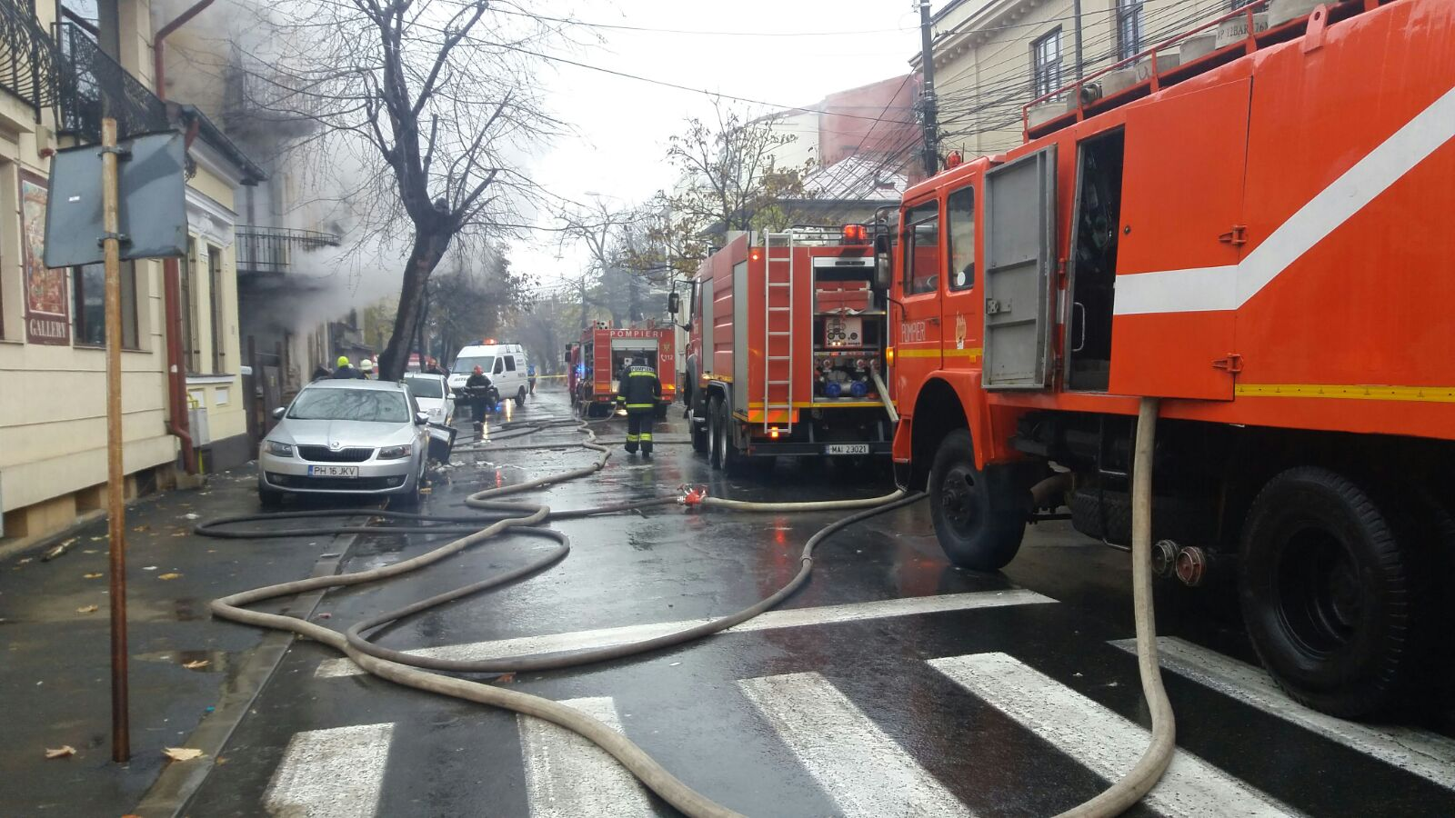 UPDATE. Explozie la parterul unui imobil din Capitală. O persoană în flăcări a ieșit din clădire