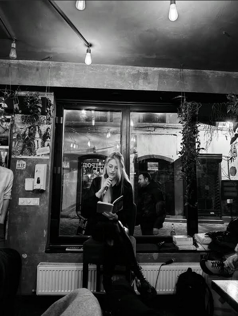 Cristina Drăghici, doctorul care îngrijește copii și scrie poezie: „Ceea ce văd din ipostaza de medic funcționează ca o serie de scurtmetraje”