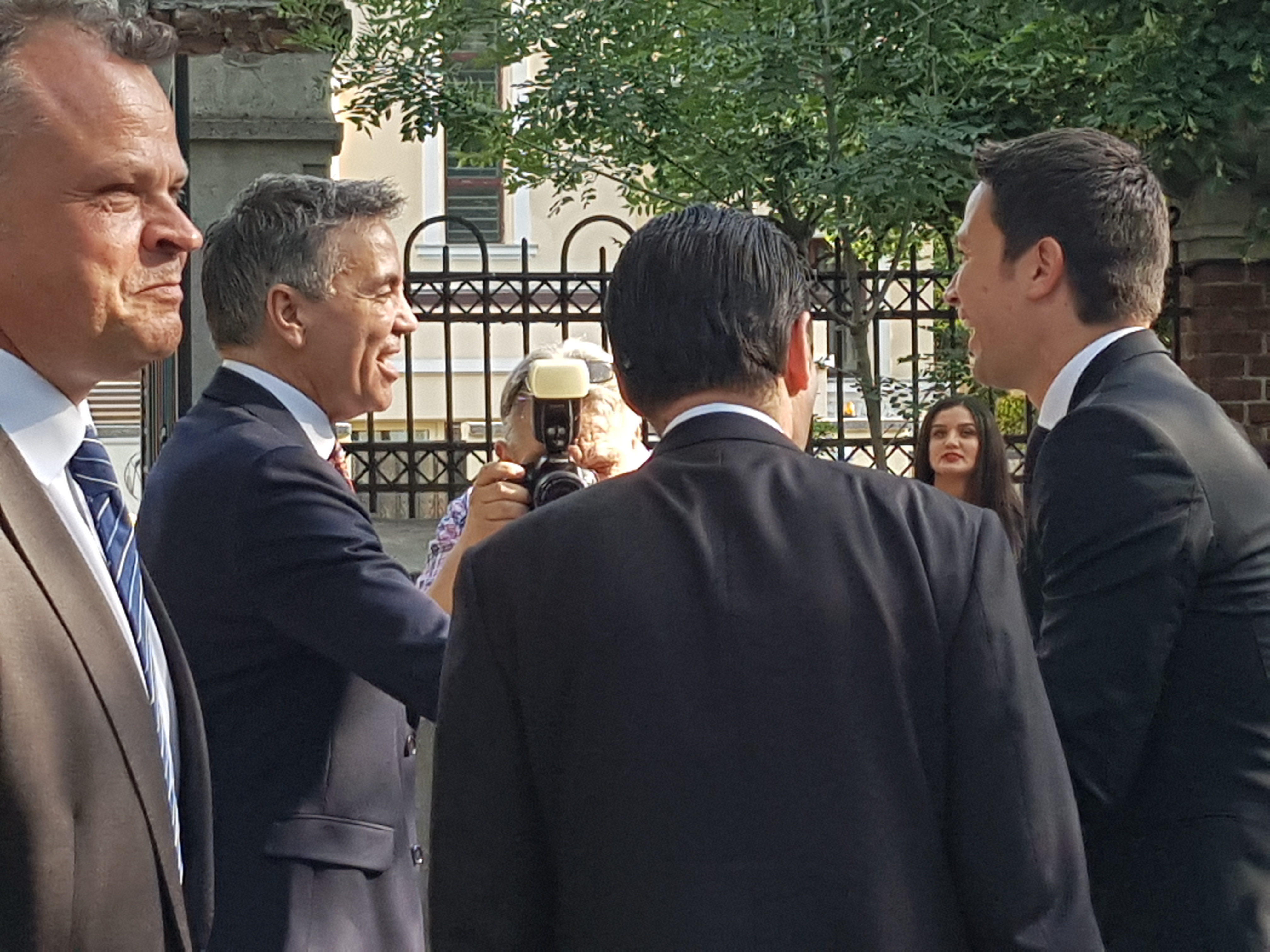 REPORTAJ / PNL a aniversat 143 de ani în grădina sediului central, cu cântece despre unire; Orban, mesaj de unitate (PNL)