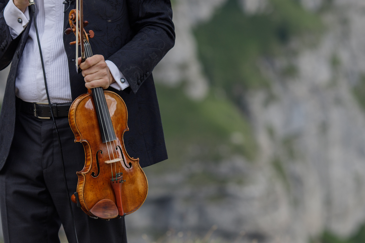 REPORTAJ la 2.025 de metri altitudine. Violonistul Alexandru Tomescu a dus Stradivariusul în Bucegi, în ultimul concert „Paganini Magic”