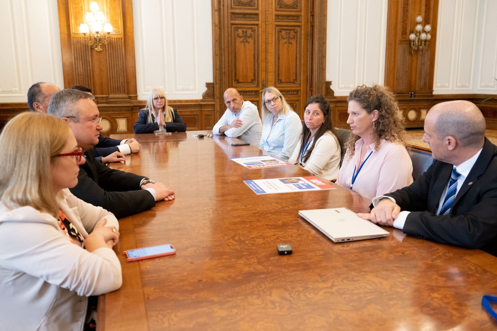 Ambasadorul Israelului în România a fost în Parlament împreună cu soția românului ostatic din Fâșia Gaza