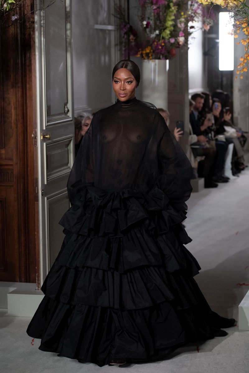 Naomi Campbell, super transparentă pe podiumul de modă la 48 de ani | FOTO
