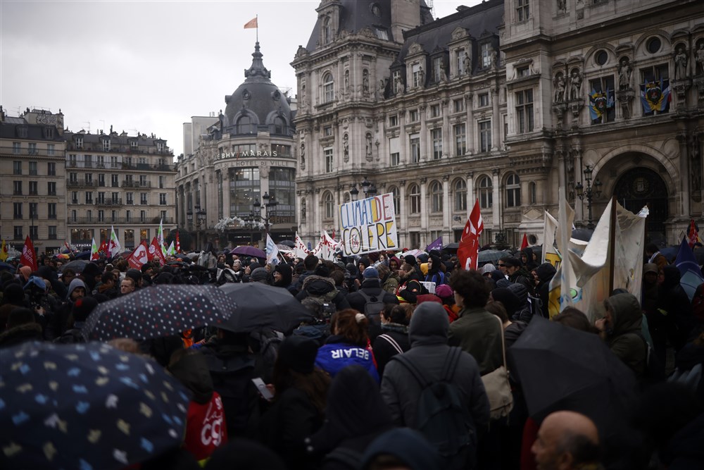 Macron a promulgat rapid legea care crește vârsta de pensionare, în ciuda protestelor, după ce a primit undă verde de la Consiliul constituţional