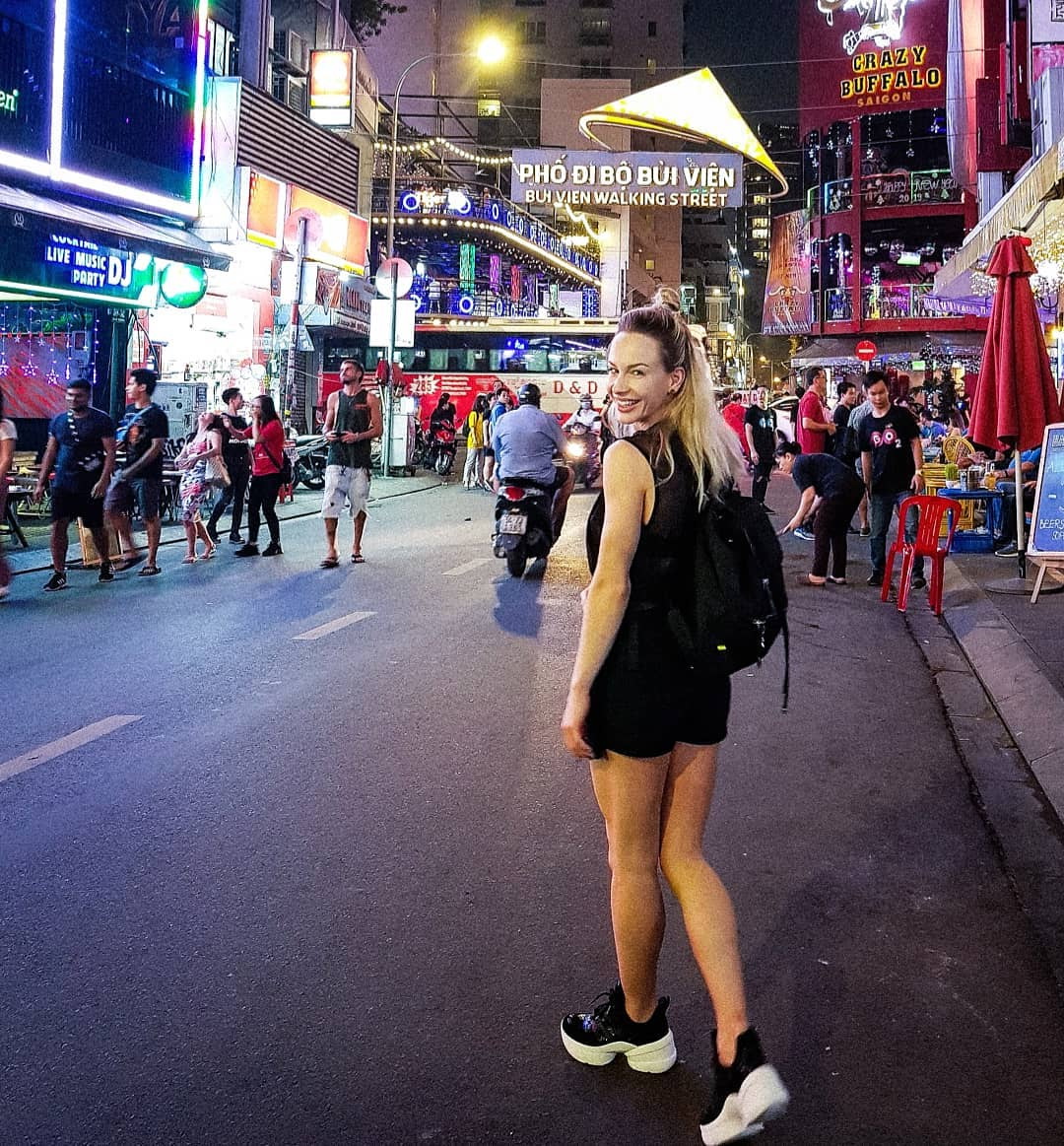 A luat Asia la pas! Sandra Izbașa, dublă campioană olimpică, a fost în vacanță în Vietnam, Singapore, Malaezia și Hong Kong
