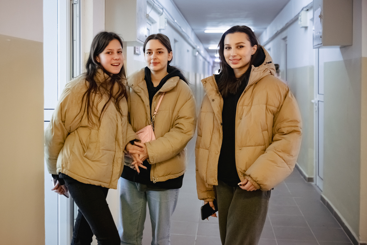 „Când ai avut totul, iar acum nu mai ai nimic”. Refugiații ucraineni ajunși într-un loc legendar în București: căminele studențești din Grozăvești