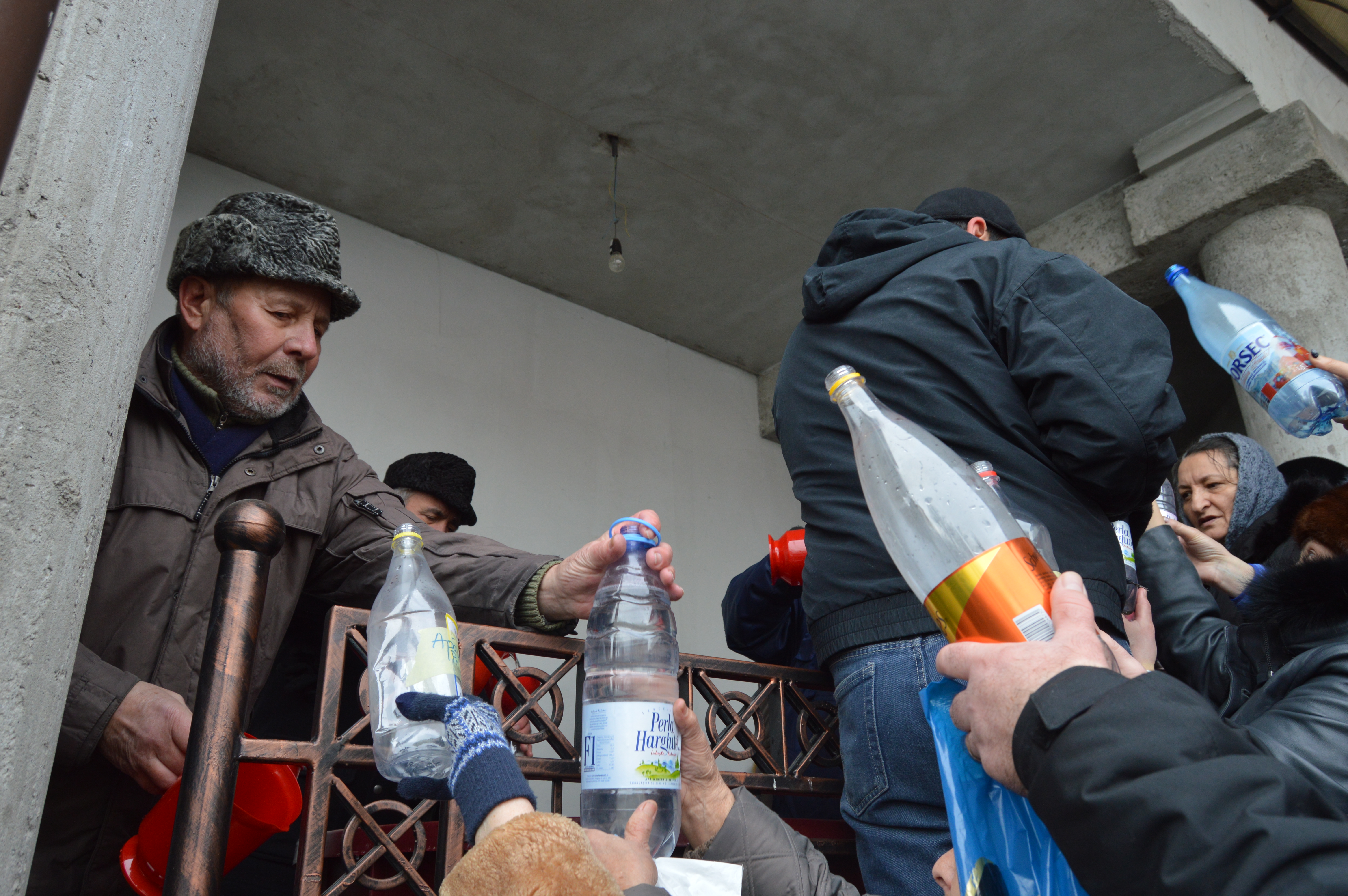 VIDEO&FOTO/ Scandal la împărțitul aghesmei, la biserica ctitorită de Ștefan cel Mare în Vaslui: "Unii au venit cu sticle de 5 litri, parcă fac borș cu agheasmă"