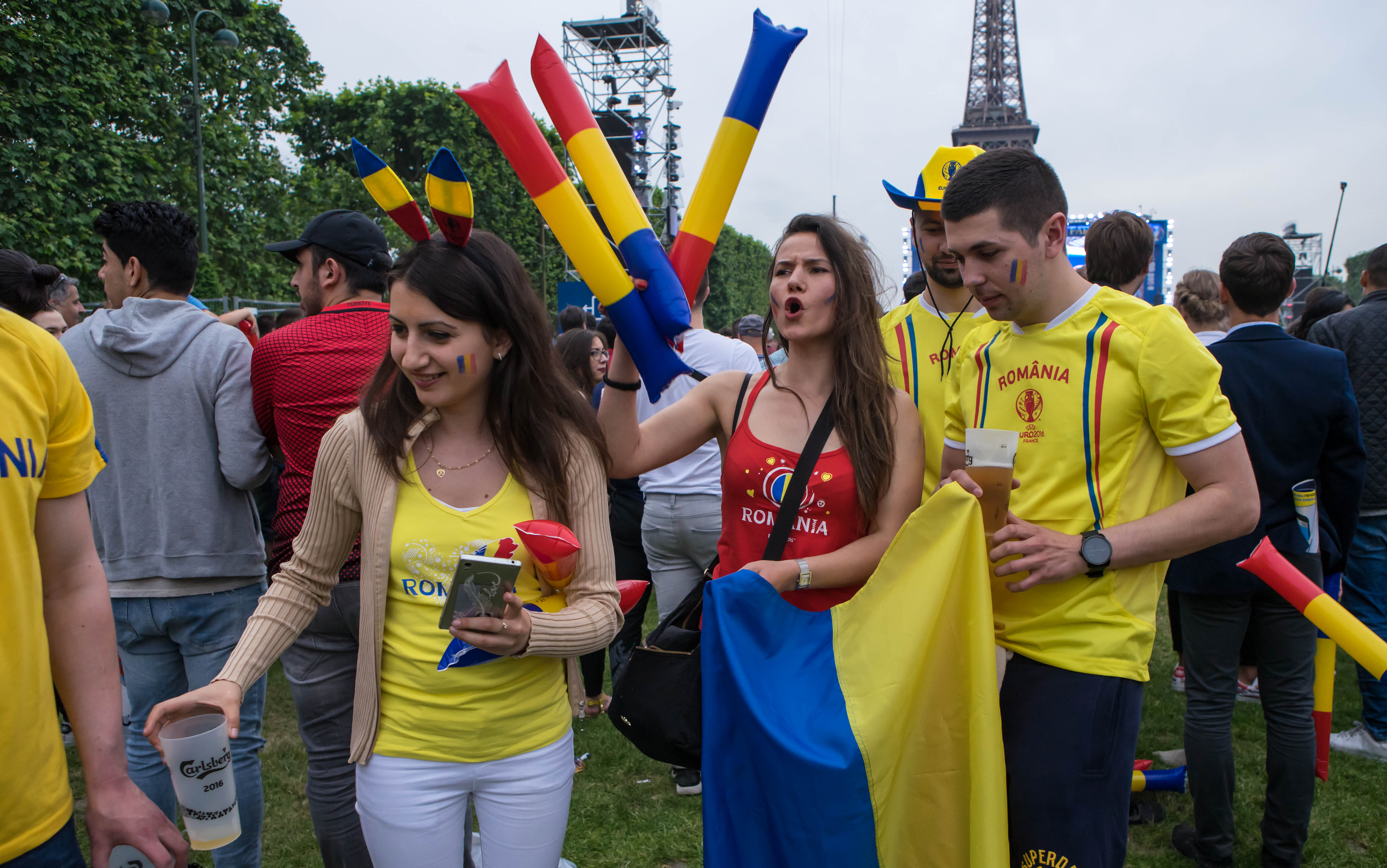 România-Elveția (ora 19.00). Euro 2016. Nebunie cu suporterii tricolorilor la Paris. ”Trăiască DNA-ul, jos comunismul!” LIVE VIDEO