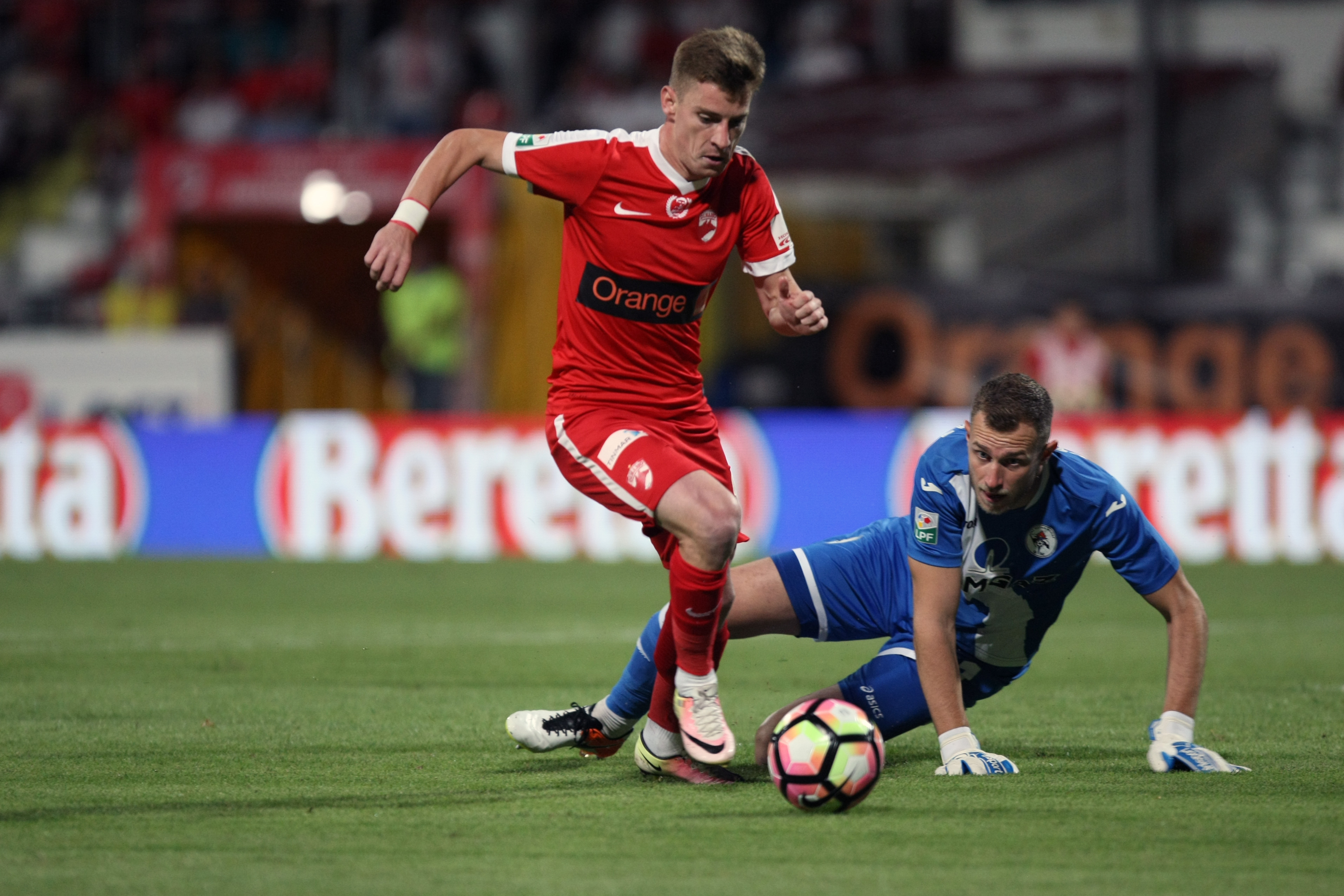 Liga I, etapa a 6-a: Dinamo - Gaz Metan 1-1. Lazăr a deschis scorul, Llullaku a egalat! ”Câinii” au jucat fanul ucis după derby / FOTO&VIDEO