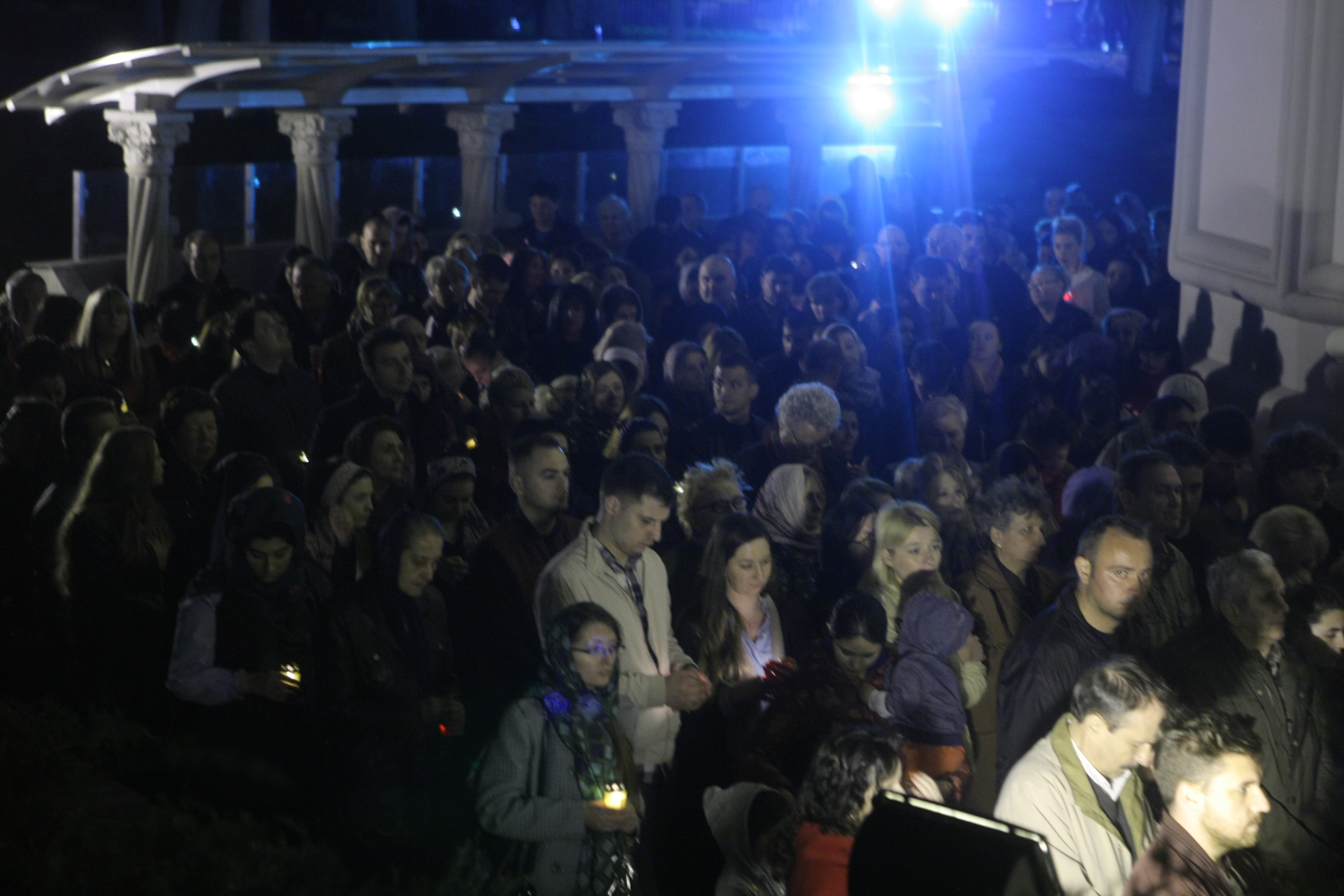 Credincioșii au participat la cântarea Deniei Prohodului la biserica Sfântul Gheorghe Nou din București GALERIE FOTO