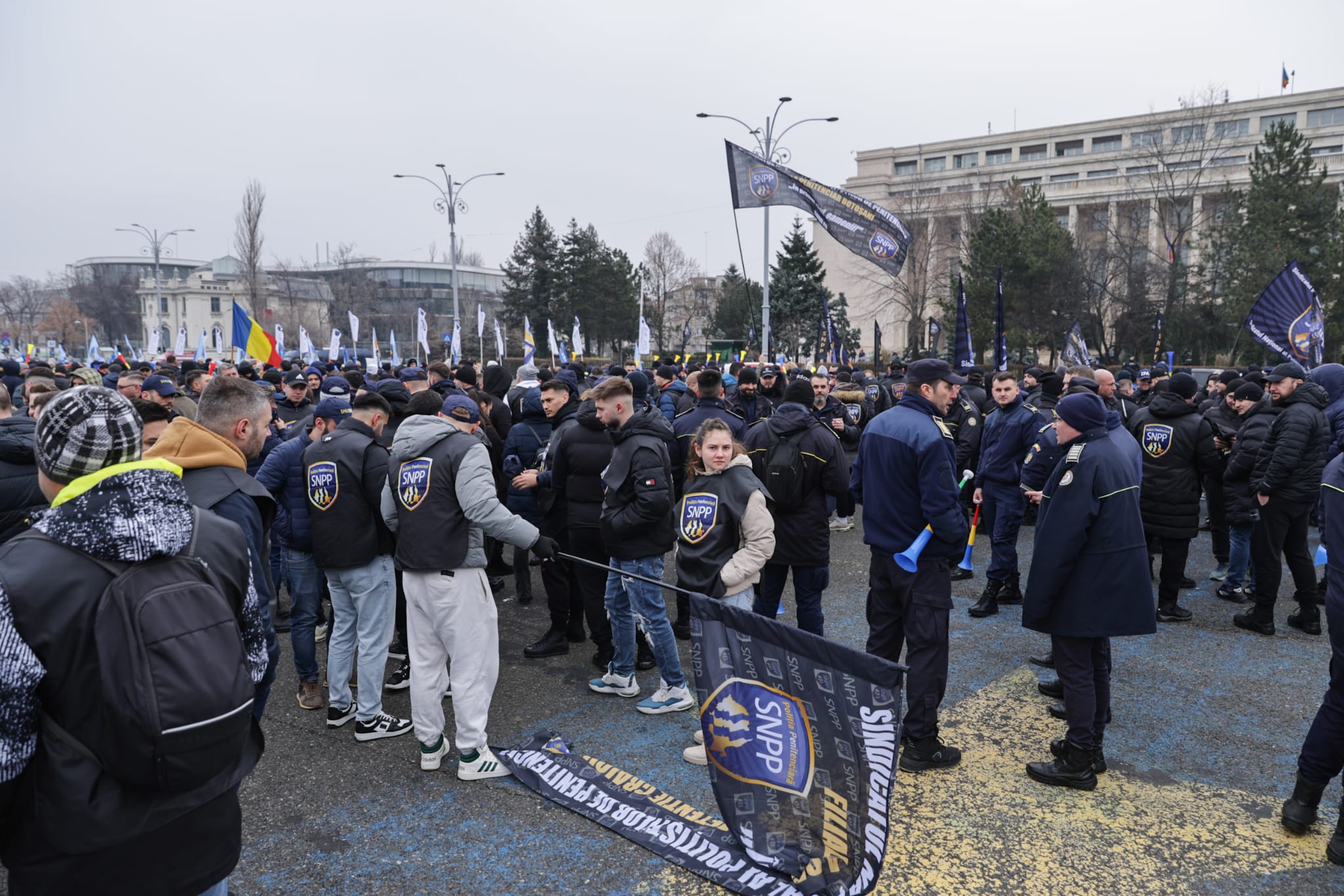 Protest în Piața Victoriei al sindicatelor din penitenciare faţă de Ordonanţa „trenuleţ”: „Guvernul nu îngheaţă salariile, ci le taie”
