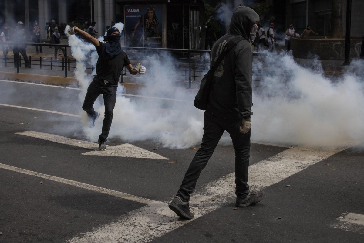 FOTO | Violențe în Venezuela după ce Juan Guaido s-a autoproclamat președinte. Cel puțin șapte persoane au murit în confruntările cu forțele de ordine