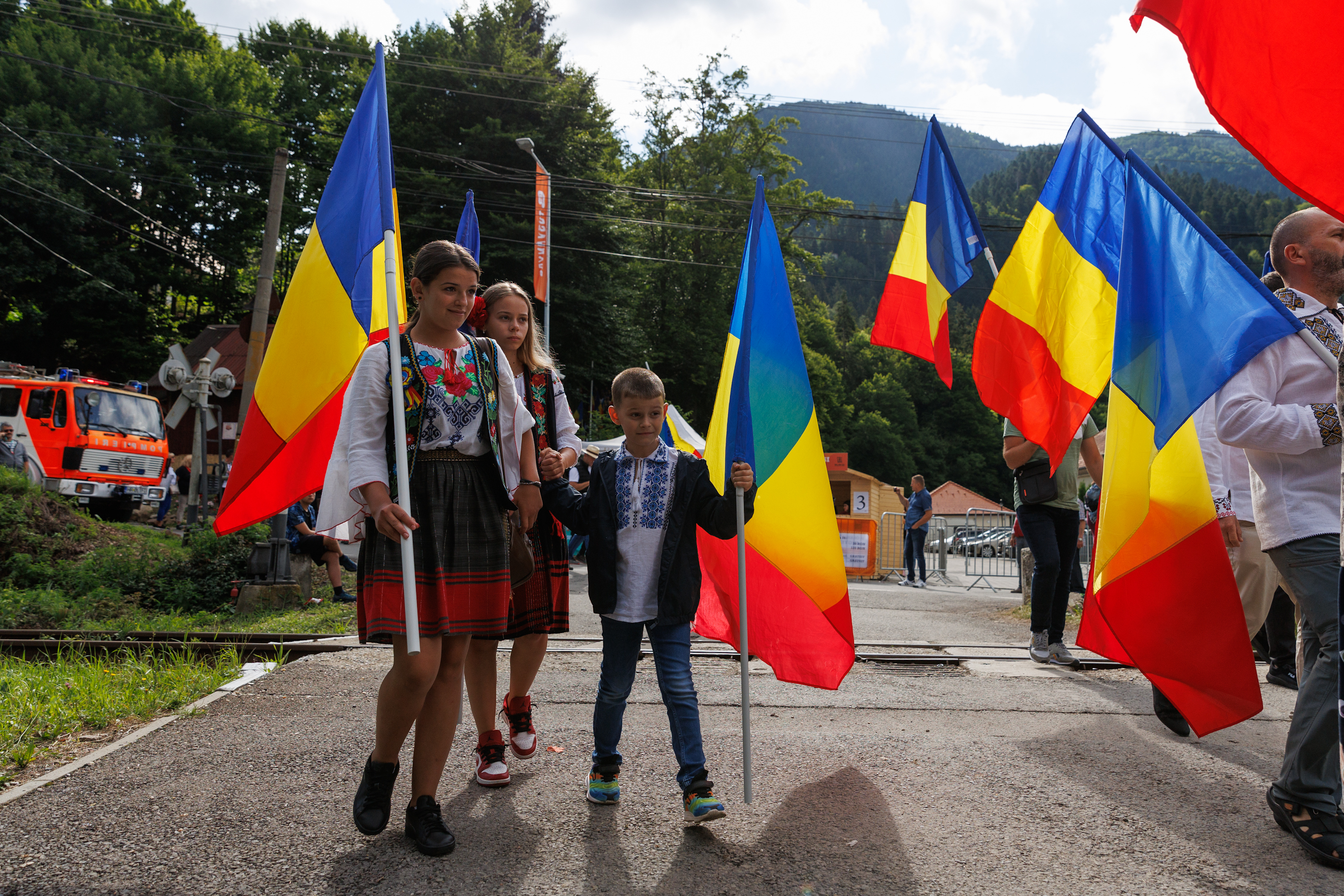 REPORTAJ. Cum s-au văzut de la fața locului protestul naționaliștilor români și discursul lui Viktor Orban de la Tușnad. „Nu sunt violentă, dau numai din gură”