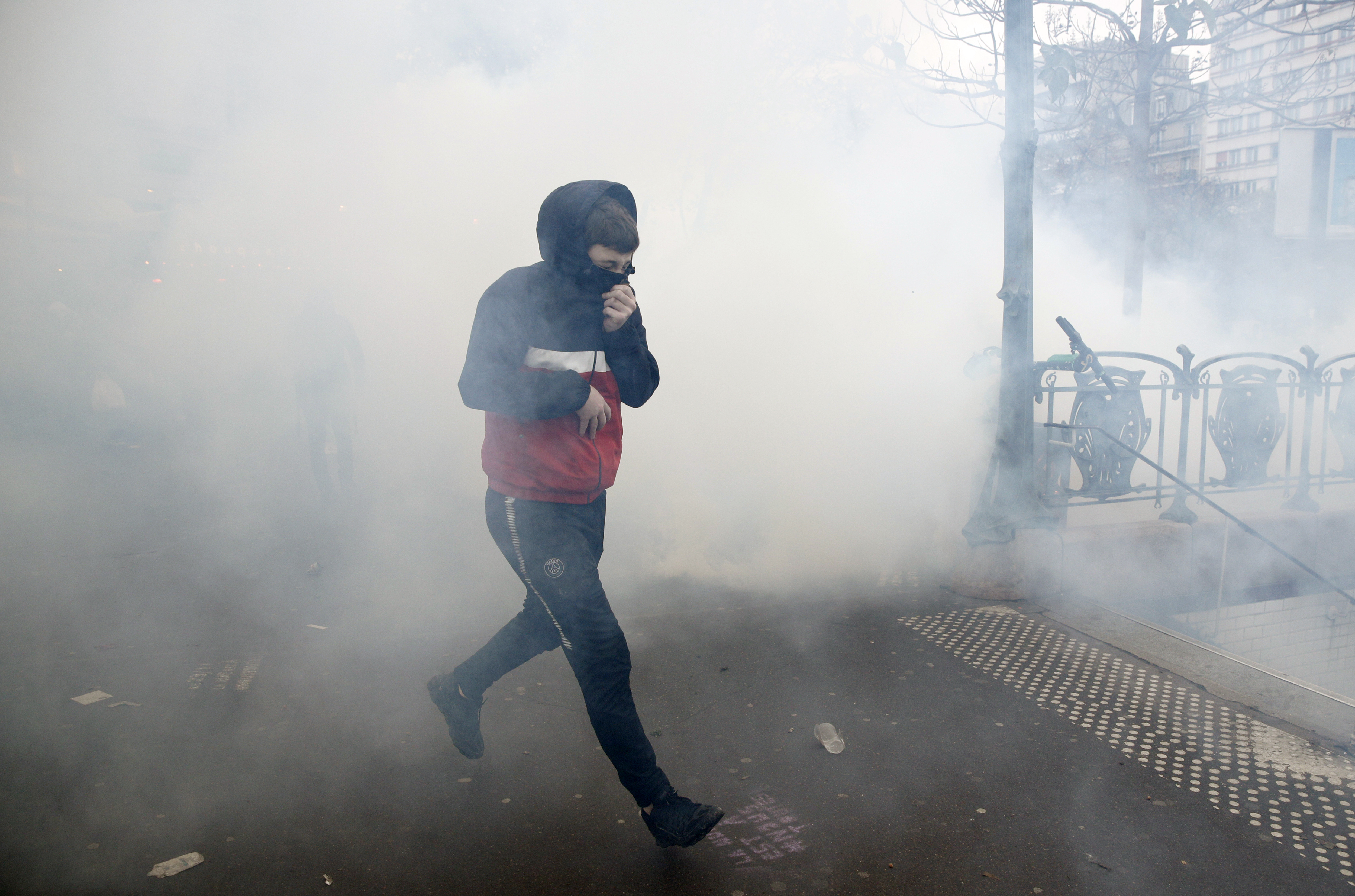 UPDATE | Noi violențe la Paris, la aniversarea unui an de la protestele „Vestelor Galbene”. Polițiștii au folosit gaze lacrimogene și au reținut peste 100 de persoane