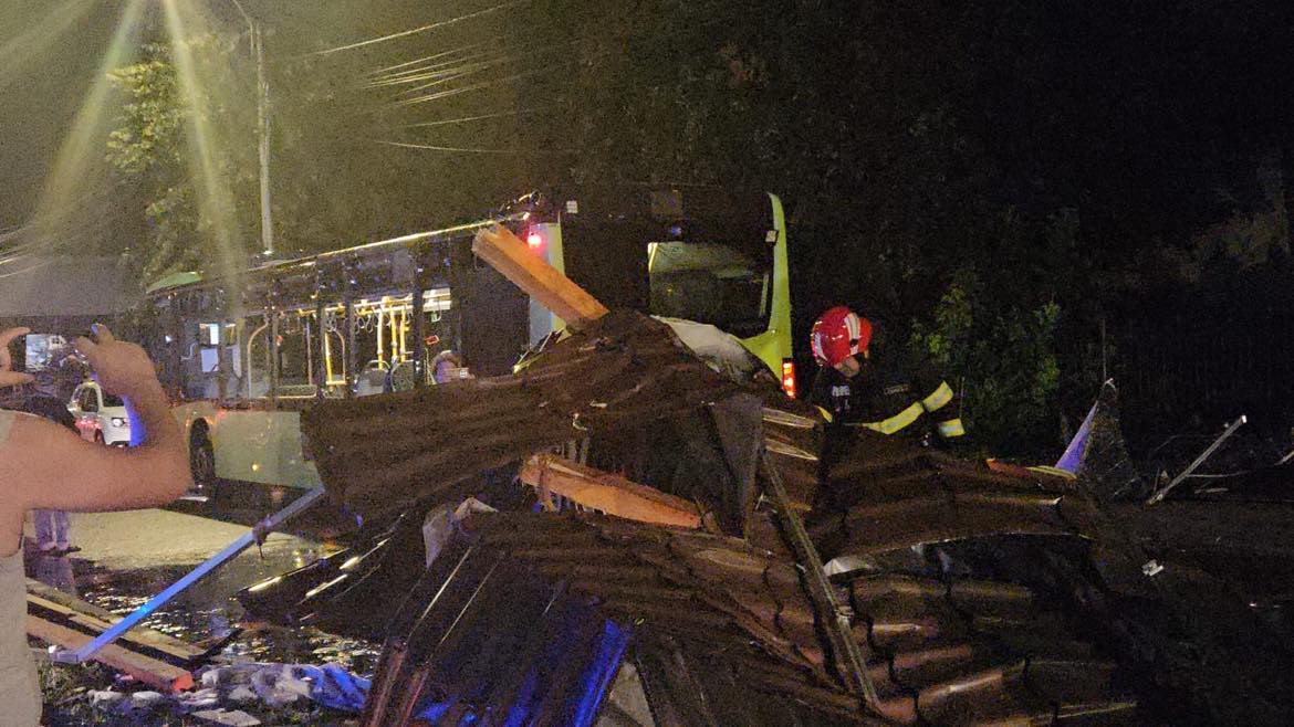 FOTO: Vijelie în Vaslui: acoperiș smuls de vânt și prăbușit peste un autobuz și o benzinărie. Două persoane au fost rănite