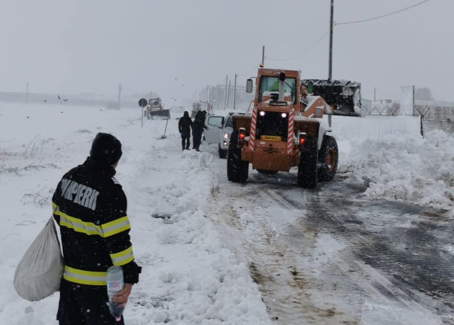 Viscolul și ninsorile au provocat haos în mai multe județe. Sute de localități fără curent, în timp ce orașul Constanța a rămas fără apă potabilă timp de cinci ore