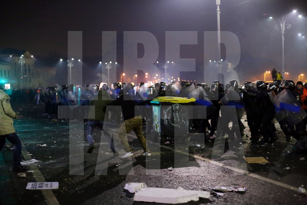 Violențe între ultrași și jandarmi, miercuri seară, în Capitală, pe finalul protestelor / FOTO & VIDEO