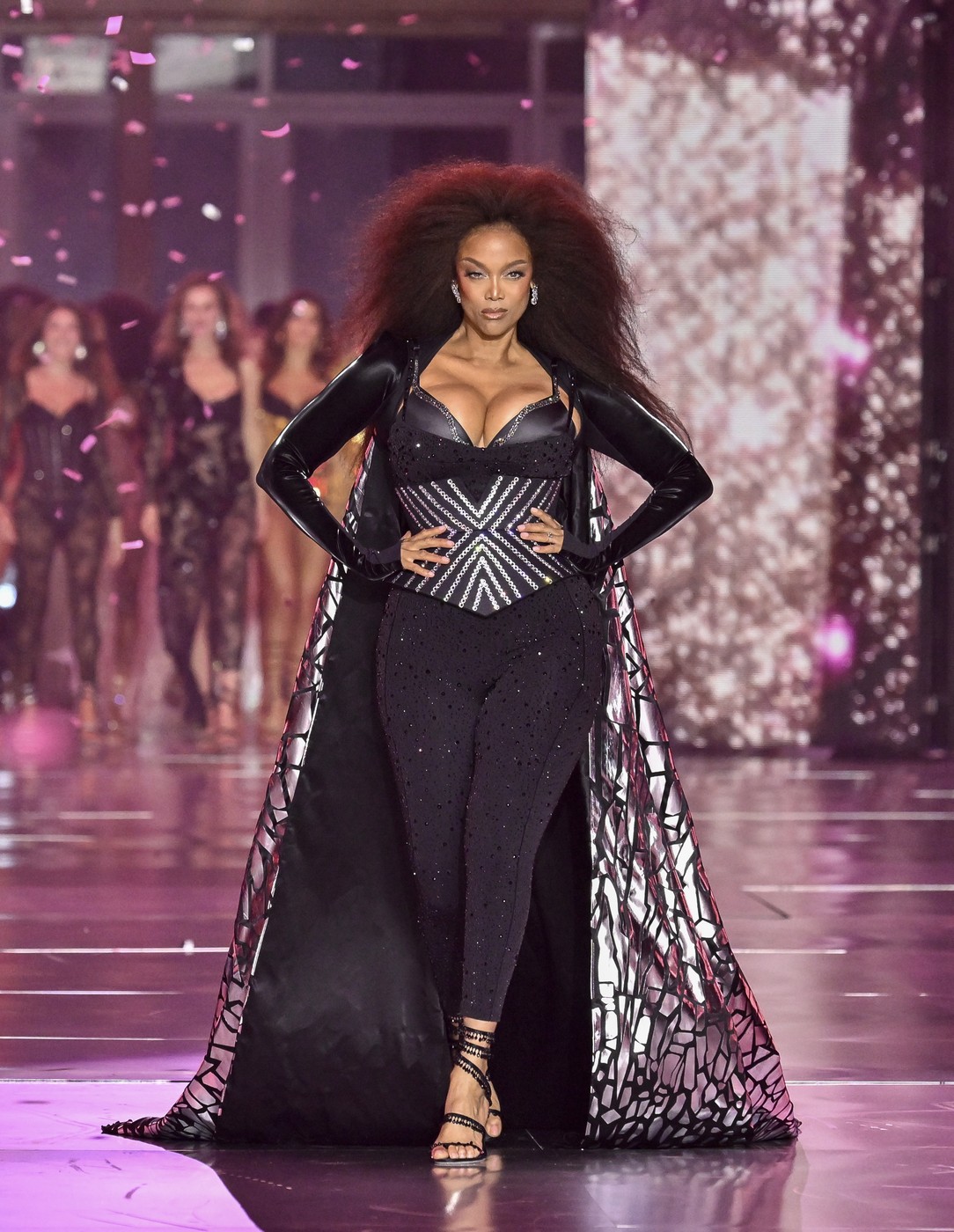 Românca Andreea Diaconu a defilat la Victoria's Secret Fashion Show 2024. Imagini cu fotomodelele, printre care și Carla Bruni, la prezentarea în lenjerie intimă