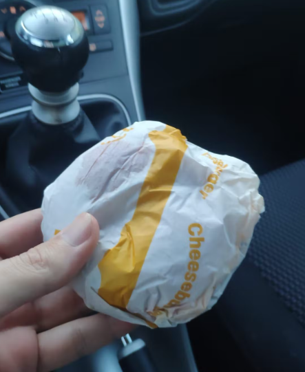Un client a primit un burger deja mușcat, în Austria: „Am fost șocat”. Reacția gigantului fast-food