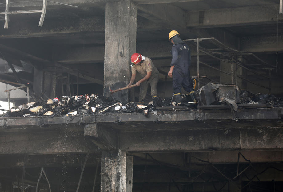 Clădire de birouri din Delhi, mistuită de incendiu. Sunt 27 de morți și zeci de dispăruți