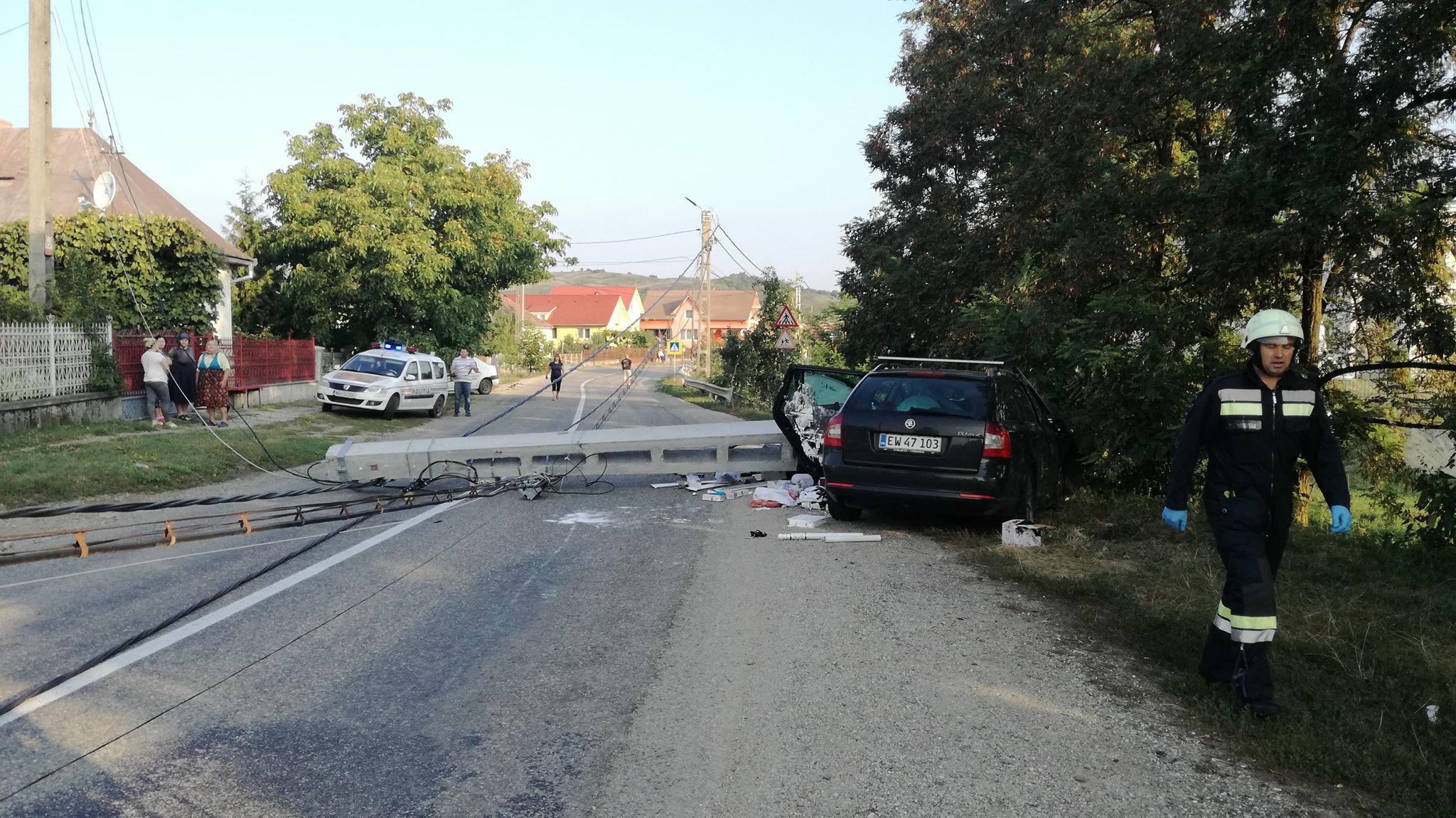 O mașină a lovit un stâlp, în Bistriţa-Năsăud, după ce șoferul a adormit la volan. Doi copii se află printre răniți