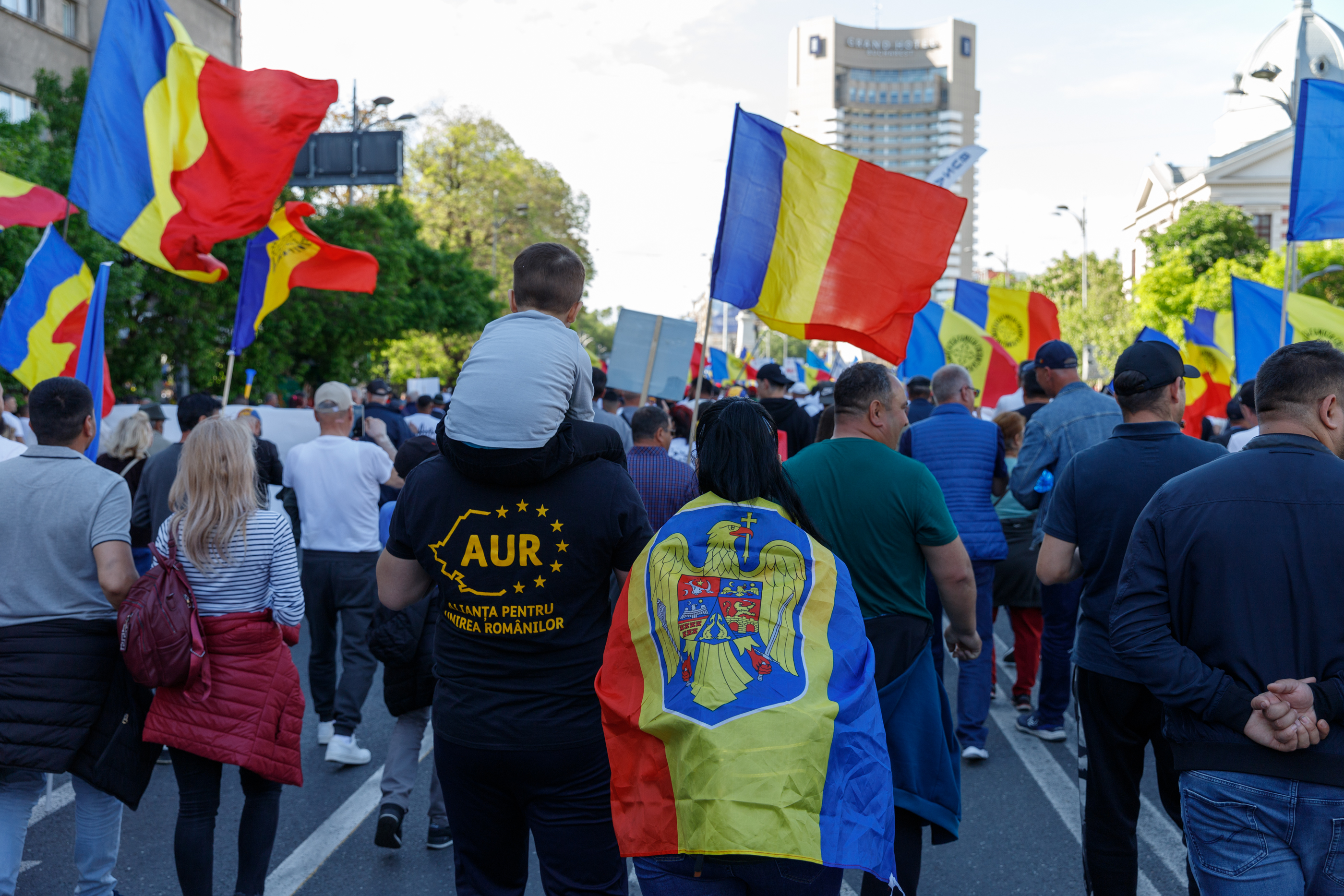 REPORTAJ. Am mers patru ore alături de protestatarii AUR. Ce i-a motivat să vină de la sute de km distanță la chemarea singurului lider de partid din România care e pomenit de susținători pe numele mic: „George”