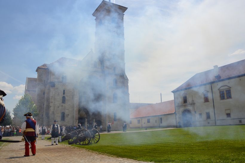 Fum în Cetatea din Alba Iulia. Pulberea salvelor de tun a incendiat vegetația de pe zidurile cetății