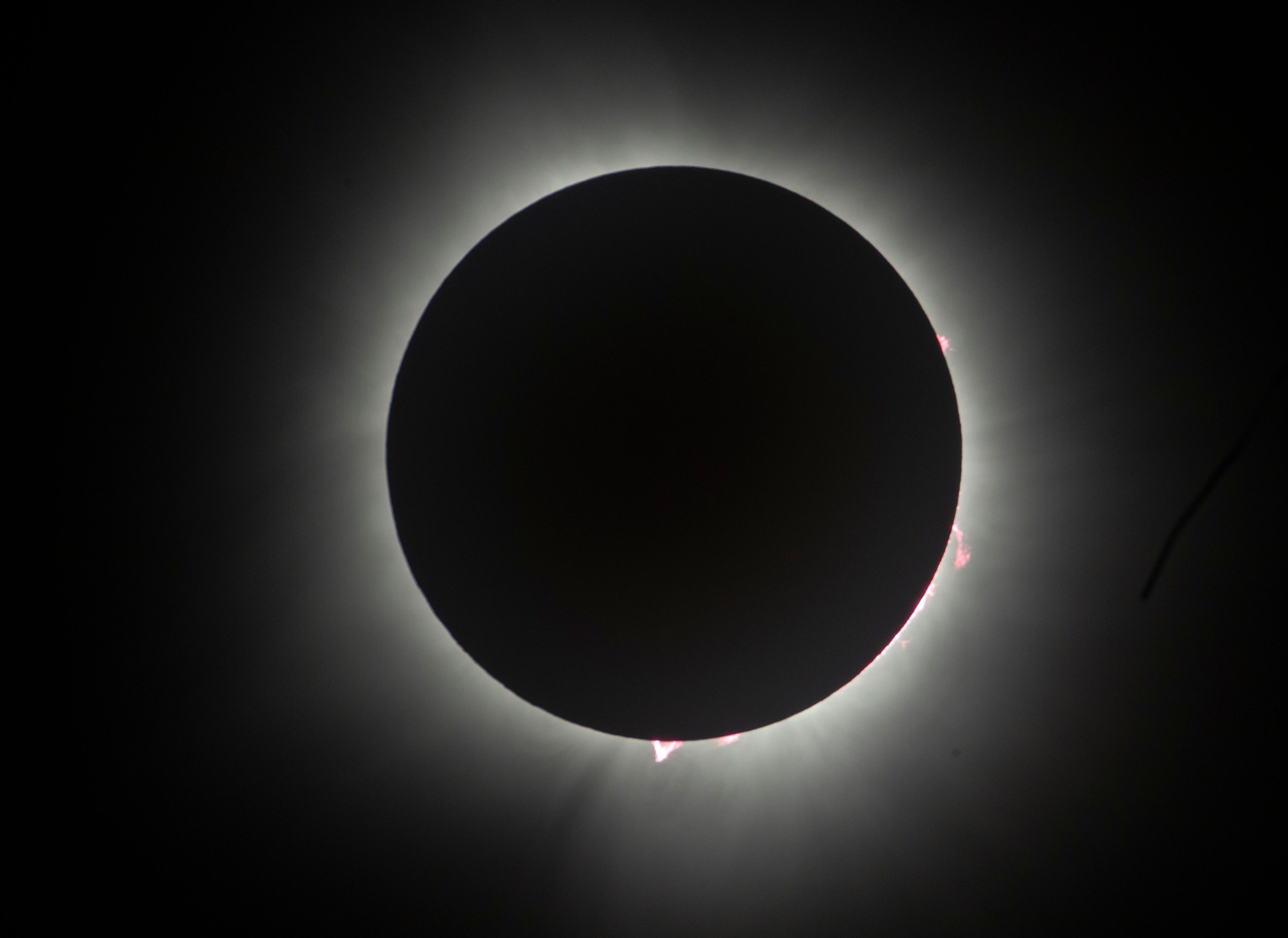Cele mai spectaculoase 13 imagini cu eclipsa totală de Soare care a fost vizibilă în America de Nord